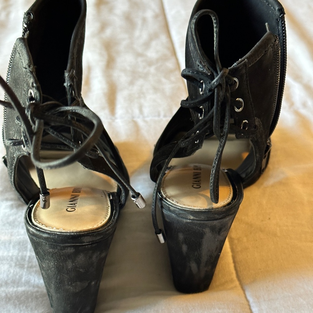 Gianni Bini Sz7.5 black suede wedge